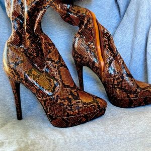 Shoe Dazzle Zaire Brown Snake Above The Knee Heeled Boots